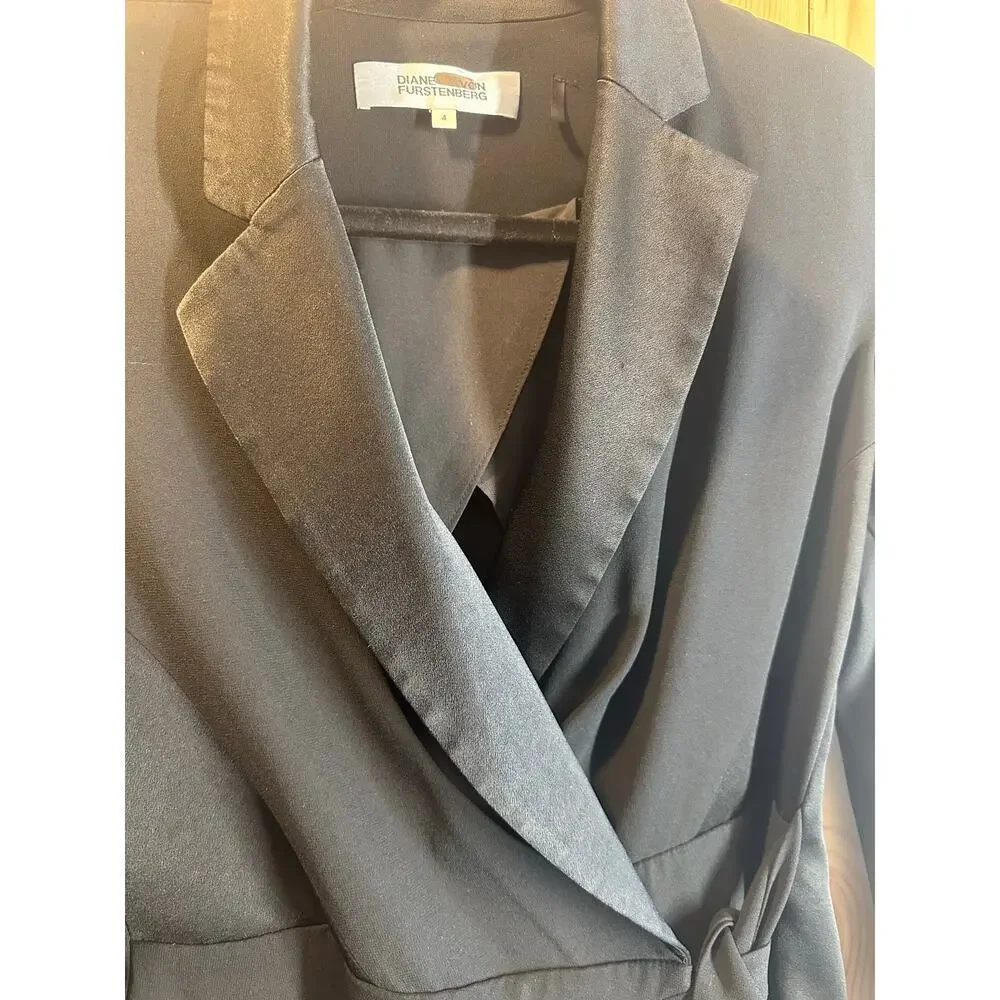 Diane von Furstenberg Lana Black Satin Trim Wrap Blazer Top Size 4